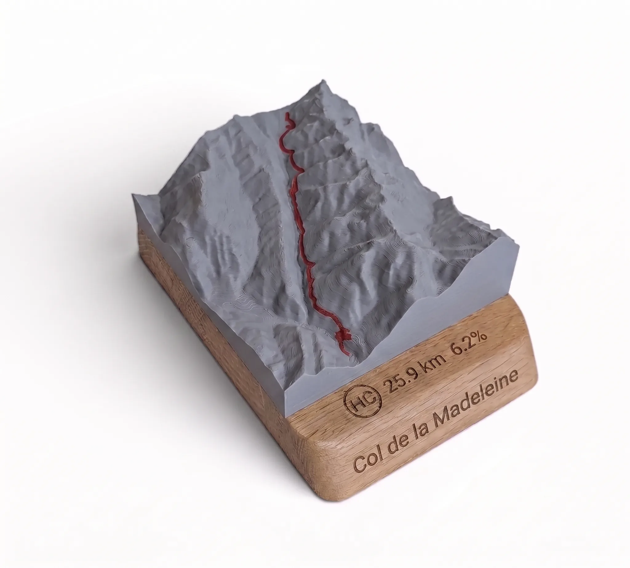 Col de la Madeleine — Carte 3D relief — Socle arrondi · Gris mat / Rouge