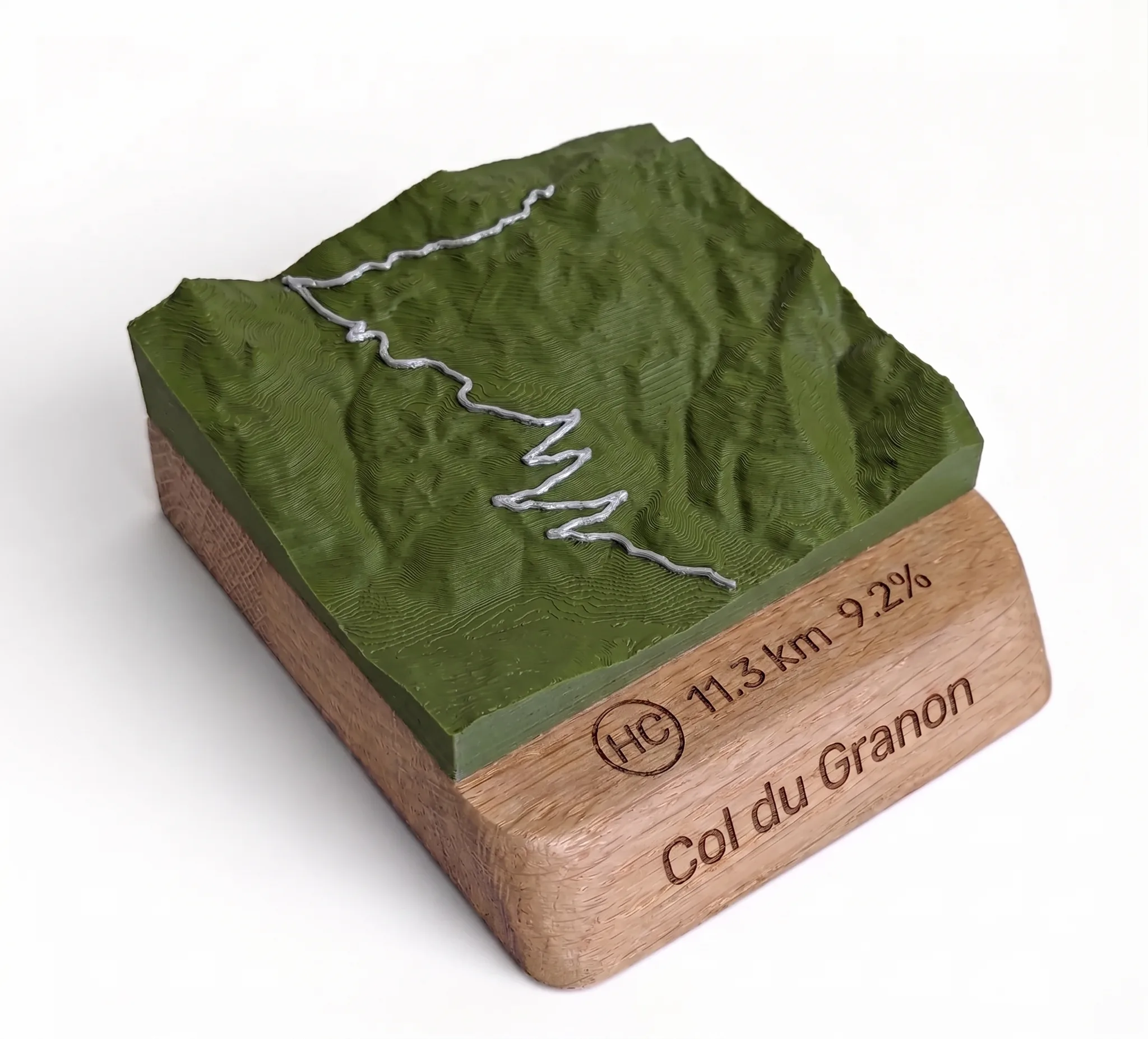 Col du Granon — Carte topographique 3D en relief avec socle chêne gravé — Socle arrondi · Vert Olive Mat / Argent