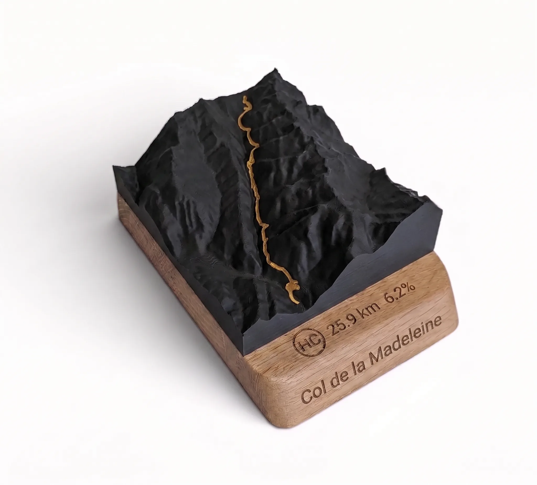 Col de la Madeleine — Carte 3D relief — Socle arrondi · Noir mat / Or