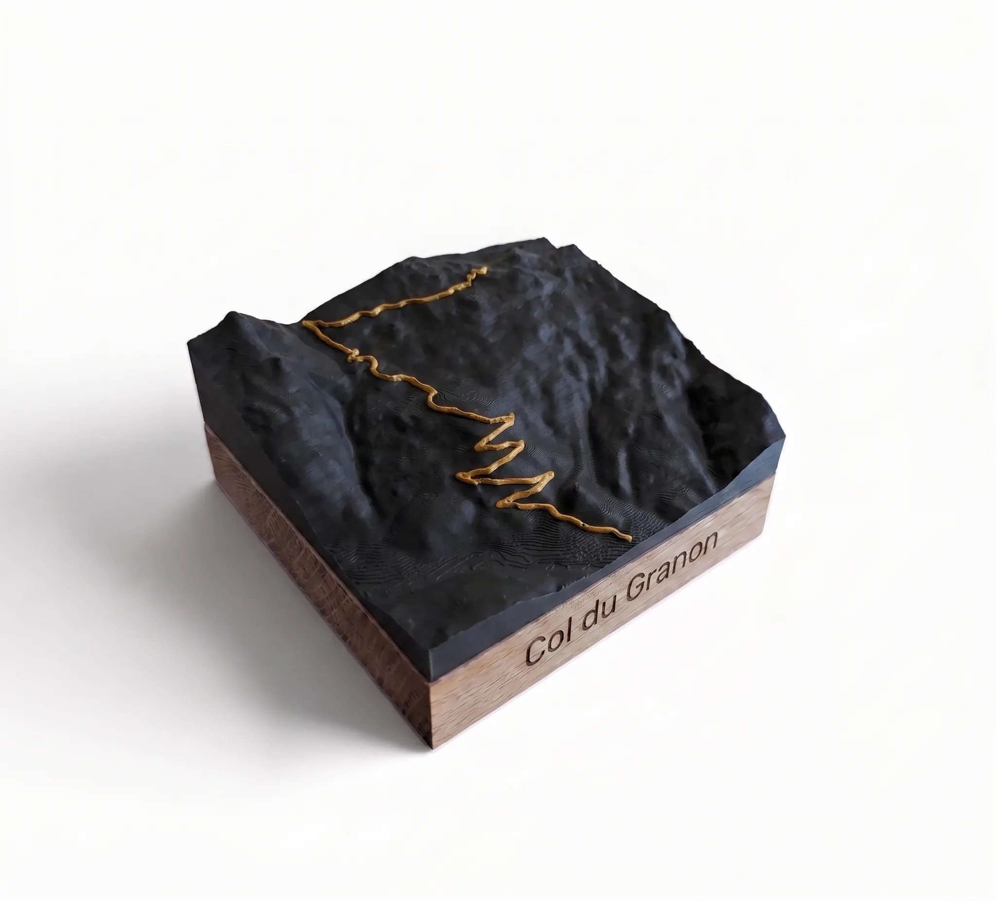 Col du Granon — Carte topographique 3D en relief avec socle chêne gravé — Socle carré · Noir mat / Or